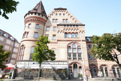 Helle Gewerbeeinheit mit Stellplätzen in zentraler Lage!