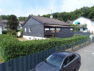 MANNELLA *Am grünen Rand von Siegburg* Bungalow mit Wintergarten, Keller & Garage in Wolsdorf