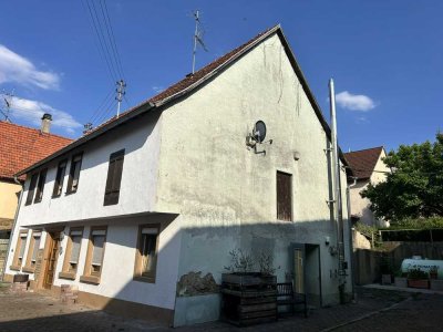 Alter Bauernhof (Dreiseitenhof) mit schönem Garten und Photovoltaikanlage
