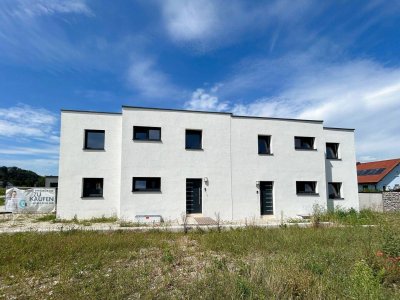 PROVISIONSFREI - Nur mehr 1 Einheit frei: Traumhafte Doppelhaushälfte in Pucking: 6 Zimmer, Keller, Garten &amp; 3 Garagen + 2 Außenstellplätze