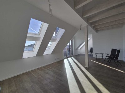 Sonnige 3-Zi-Neubauwohnung (KfW-55) mit 20 m² Dachterrasse, Aufzug & Stellplatz – zentrumsnah in LG