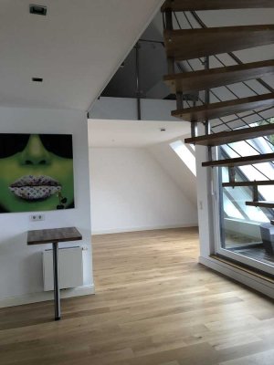 Wunderschöne, lichtdurchflutete Galeriewohnung mit Balkon im Pelikanviertel