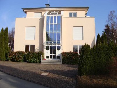 Exklusive sonnige Erdgeschoßwohnung mit zwei Terrassen + eigenem Garten