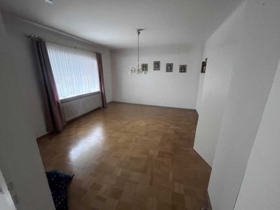 3  Zimmer, Große Küche, Bad, Erdgeschosswohnung in St. Ingbert