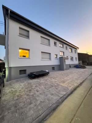 Erstbezug nach vollständiger Renovierung 4 Zimmer WG mit Balkon
