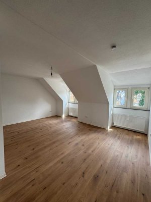 Großzügige 2 Zimmer DG Wohnung mit offenem Schnitt - kernsaniert (Whg. 6)