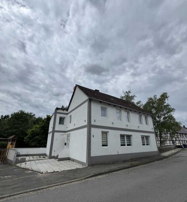 Großzügiges Einfamilienhaus mit viel Potenzial auf drei Etagen - sofort bezugsfrei!