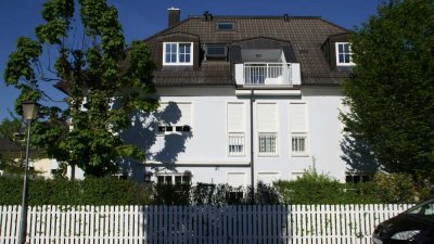 Traumhafte Dachgeschoß-Galerie Wohnung in Walmdachvilla