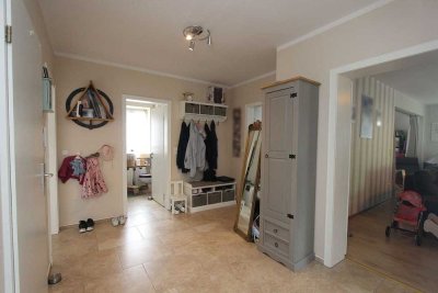 Zweifamilienhaus mit Doppelgarage in Habichtswald-Ehlen – Rendite, Lage und Potenzial in Einem