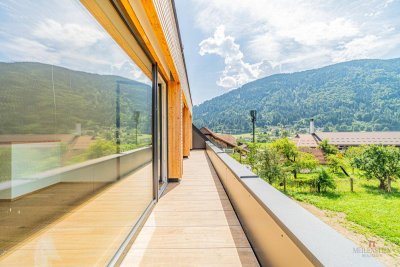 Schöne Maisonettewohnung im Zentrum von Treffen mit Eigengarten.