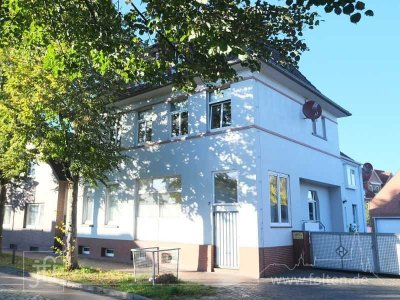 Zentral gelegene, großzügige und helle Oberwohnung mit Garage