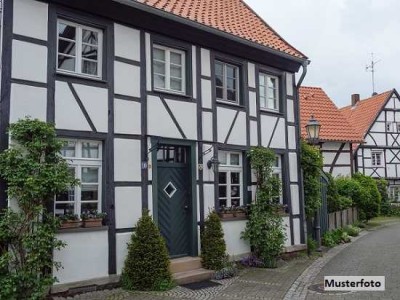 Fachwerk-Einfamilienhaus mit Nebengebäude