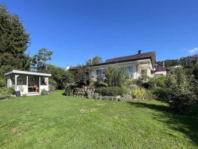 Großes Haus auf weitläufigem Grundstück: nur ca. 500 Meter zum Bodensee!