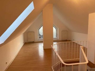 Helle 4-Zimmer Maisonette-Wohnung mit Balkon in Erdweg