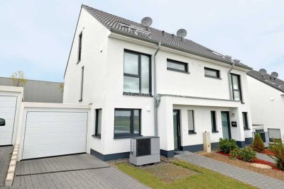 Neuwertige DHH (KFW-Effizienzhaus 55) mit SW-Terrasse, Garten + Garage / bezugsfrei ab 01.12.2025