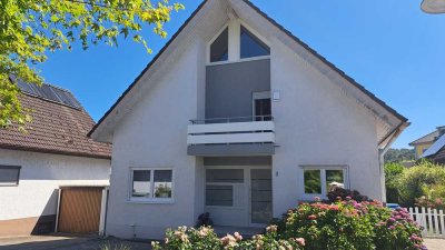 Gepflegte 2-Zimmer-Dachgeschosswohnung 2-stöckig mit Galerie, mit  Balkon und EBK in Steinen
