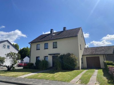 Begehrtes Zweifamilienhaus mit Garage und Garten im Hildener-Süden!