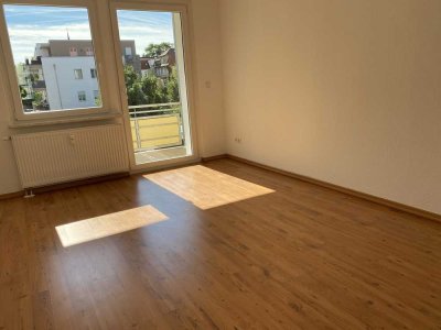 Schönes Wohnen im Stadtgebiet Stadtfeld-Ost. Balkon mit Blick in den Innenhof.