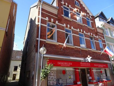 Eckernförde-Innenstadt: Die besondere 5 Zimmer Mietwohnung im 2.0G/DG. Auch WG geeignet.