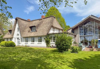 Einzigartiges Reetdachhaus mit Künstlerseele in Nordseenähe - Wohnen und Arbeiten unter einem Dach