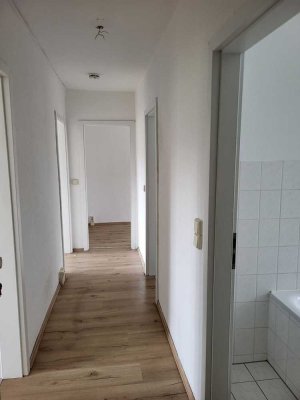 Renovierte Dreiraumwohnung im Hochparterre mit Tageslichtbad und Wanne!
