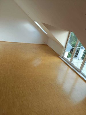 Helle 3-Zimmer-Galeriewohnung mit geh. Ausstattung und EBK