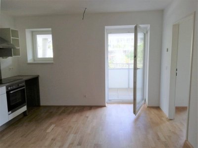 Modernes Single - Studio mit großem Balkon