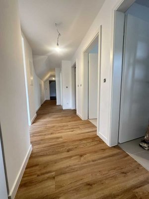 Erstbezug nach Sanierung: Geschmackvolle 4-Raum-Dachgeschosswohnung mit Einbauküche