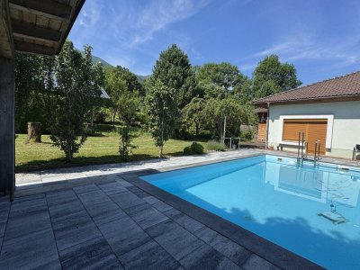 Wohnhaus mit Pool, Einliegerwohnung, Garage, Carport und Nebengebäude