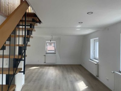 Modernisierte 3-Zimmer-Maisonette-Wohnung mit EBK, Dachterrasse