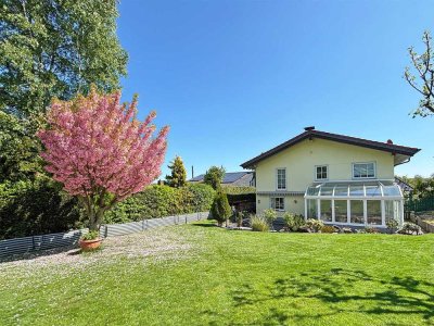 Engel & Völkers: Großzügiges EFH mit großem Wintergarten, weitläufigem Grundstück und ELW!