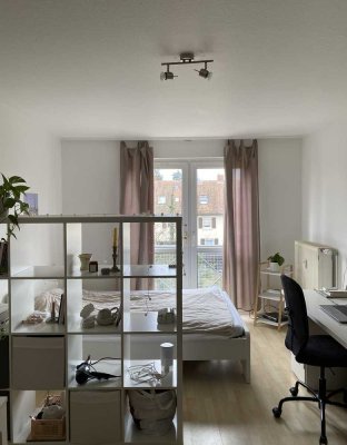Schöne möblierte 1 Zimmer Wohnung mit französischem Balkon