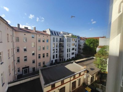 Maisonette-DG wohnung mit Potenzial – 3. & 4. OG im Seitenflügel – Renovierungsbedürftig!