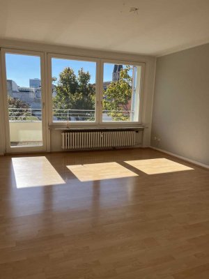 Helle 3-Zimmer-Wohnung mit Balkon und neuer Einbauküche