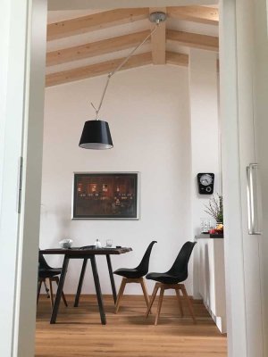 Großzügige Dachgeschosswohnung mit ganz besonderem Charme: Hohe Decken, Südbalkon, TG+Wallbox