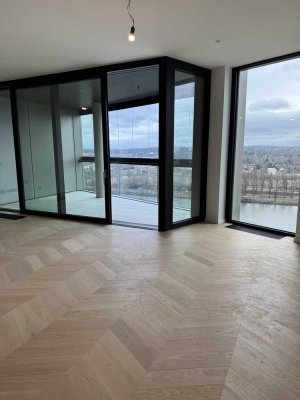 High-End 3-Zimmer Luxus-Wohnung im HPQ Wohnturm 8 im 15. Stock mit Süd-Ausrichtung direkt am Main