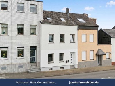 Solide Kapitalanlage oder gemütliches Eigenheim – Zweifamilienhaus mitten in Eschweiler