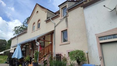 Einfamilienhaus mit Garten und Scheune am Ortsrand