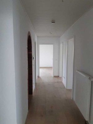 Helle 5-Zimmer Erdgeschosswohnung mit Garten in Hemau, OT Hohenschambach