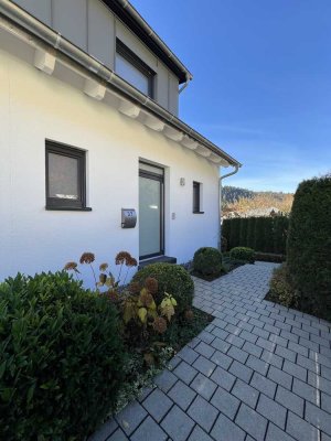 Neuwertige Doppelhaushälfte mit Einliegerwohnung und Top Energiebilanz!