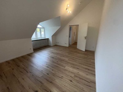 Gepflegte 2-Zimmer-DG-Wohnung mit Einbauküche in Allach, München