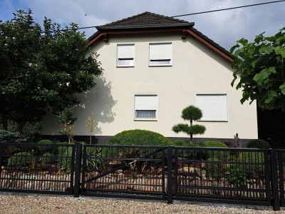 Sehr schönes Zweifamilienhaus voll unterkellert