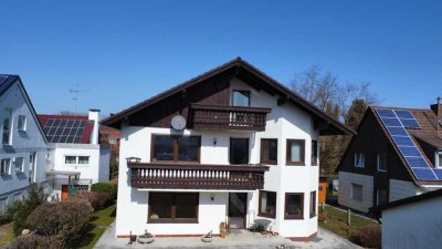Investieren Sie in die Zukunft: Zweifamilienhaus mit viel Raum für Ideen auf sonnigem Grundstück