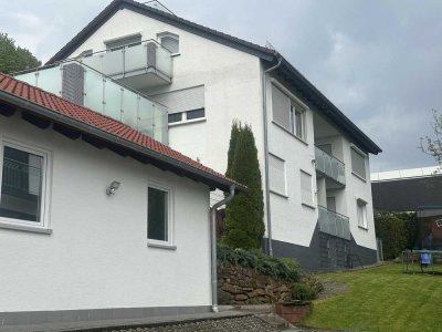Große komplett sanierte 3- 4  ZKB.   EG-Wohnung  mit  Terrasse, und Balkon mit Rundrumblick