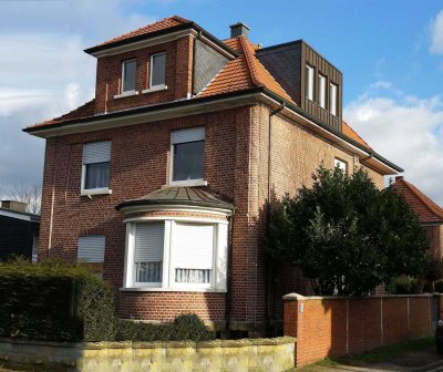 Attraktive 3-Zi-Wohnung, in saniertem 30iger Jahre 3-FMH mit Gartenanteil, absolute Zentrumsnähe