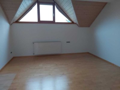 3-Zi-Whg (120 qm) mit Holzofen, Fernwärme und Garten