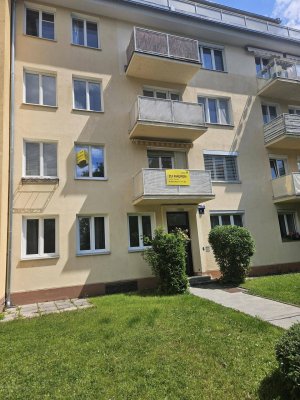 Gelegenheit in bester Lage im 19. Bezirk (Ruhelage - Sackgasse) Sanierungsbedürftige große Wohnung im 1.Lifstock!