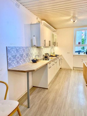 In Füssen: Gemütliche Wohnung mit drei Zimmern und Abstellraum