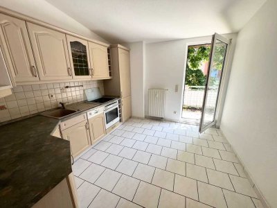 2-Raum-Dachgeschosswohnung mit Wannenbad, Einbauküche und Balkon...!!!