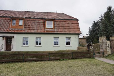 Doppelhaushälfte mit großem Baugrundstück inkl. Stall